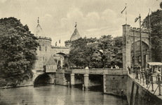 221856 Gezicht op de gereconstrueerde Tolsteegpoort bij de Tolsteegbrug over de Stadsbuitengracht te Utrecht, onderdeel ...